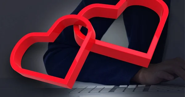 ノートパソコンを使用しているビジネスマンの中央部に対して2つの赤い心 遠くてオンラインデートのコンセプト — ストック写真