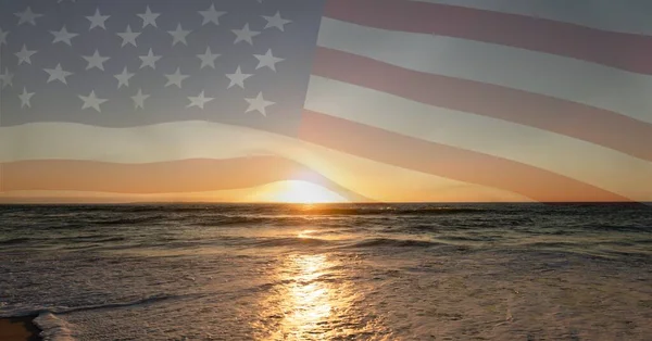 Zusammensetzung Der Schwenkenden Amerikanischen Flagge Gegen Sonnenuntergang Und Meer Vereinigte — Stockfoto