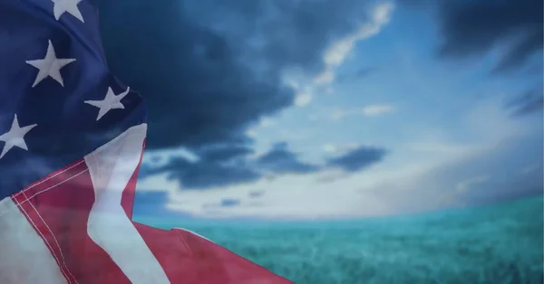 Zusammensetzung Der Wehenden Amerikanischen Flagge Über Dem Ozean Und Bewölkten — Stockfoto