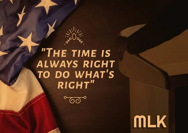 マーティン ルーサー キングの引用文で構成され 茶色のアメリカ国旗が付いている マーティン ルーサー キング デーのお祝いポスターデザインテンプレートコンセプトデジタル生成画像 — ストック写真