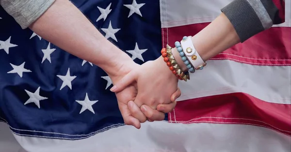 Dalgalanan Amerikan Bayrağının Üzerinde Ele Tutuşan Iki Kompozisyonu Vatanseverlik Bağımsızlık — Stok fotoğraf
