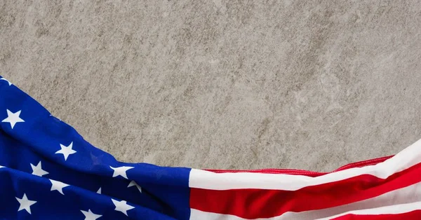 淡い石の上に砕いたアメリカ国旗の構成 愛国心独立お祝いのコンセプトデジタルで生成されたイメージ — ストック写真