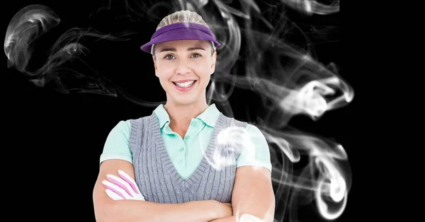 Porträtt Kaukasisk Kvinnlig Golfspelare Med Leende Mot Rökeffekt Svart Bakgrund — Stockfoto