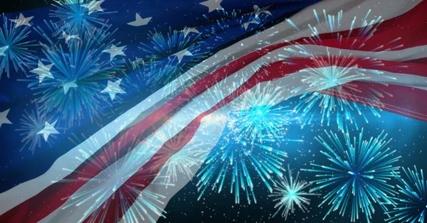 Zusammensetzung Der Amerikanischen Flagge Die Über Blauem Feuerwerk Nachthimmel Weht — Stockfoto