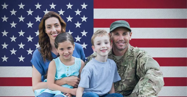 Složení Portrétu Usmívajícího Vojáka Manželkou Synem Dcerou Proti Americké Vlajce — Stock fotografie