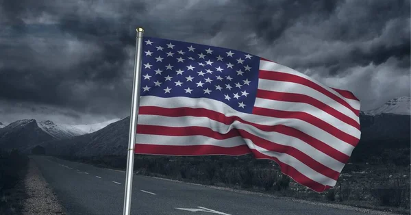 Fırtınalı Gökyüzüne Kırsal Yola Amerikan Bayrağı Sallamanın Kompozisyonu Birleşik Devletler — Stok fotoğraf