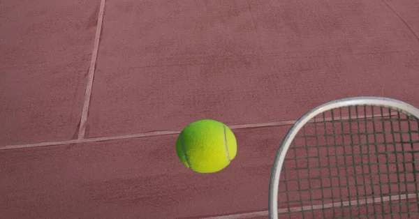 Σύνθεση Του Τένις Μπάλα Και Ρακέτα Στο Γήπεδο Τένις Έννοια — Φωτογραφία Αρχείου