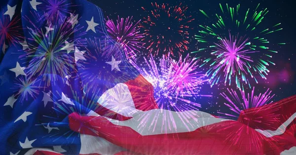 Composizione Della Bandiera Americana Che Ondeggia Sui Fuochi Artificio Colorati — Foto Stock