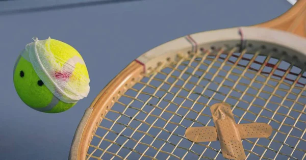 テニスコート上の石膏とテニスボールとラケットの組成 スポーツ 競争の概念デジタル的に生成されたイメージ — ストック写真