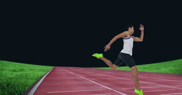 Καυκάσιος Αθλητής Που Τρέχει Στο Γήπεδο Μαύρο Φόντο Αθλητικός Διαγωνισμός — Φωτογραφία Αρχείου