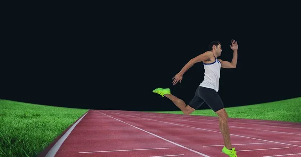 Atleta Masculino Caucásico Corriendo Campo Deportes Contra Fondo Negro Competencia —  Fotos de Stock