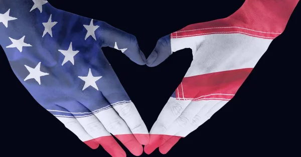 ブラックにハートの形をしたアメリカ国旗で飾られた両手を持つ構成 愛国心独立お祝いのコンセプトデジタルで生成されたイメージ — ストック写真