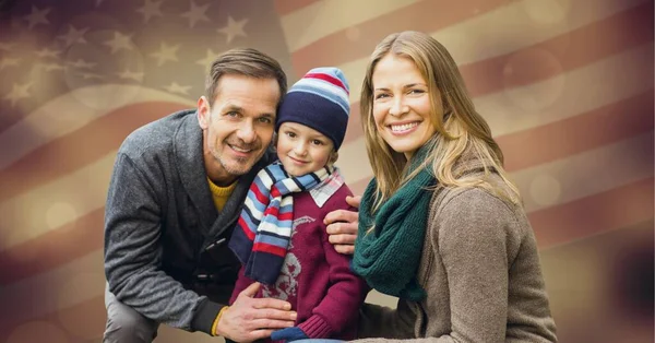 Composición Retrato Sonriente Pareja Caucásica Con Hijo Contra Bandera Americana — Foto de Stock