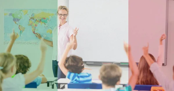 意大利国旗在班里对着笑容满面的女教师和女学童的构成 教育和学习概念数字生成的图像 — 图库照片