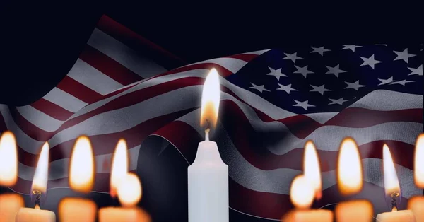 Sammansättning Tända Ljus Brinner Över Amerikanska Flaggan Böljande Svart Bakgrund — Stockfoto