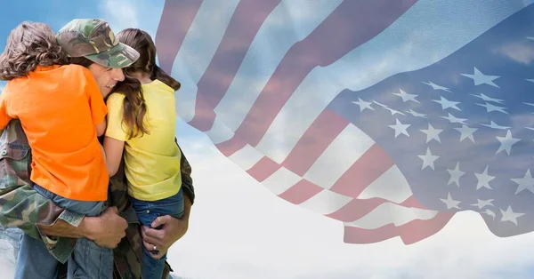 Složení Vojáka Nesoucího Syna Dceru Nad Americkou Vlajkou Americký Vlastenectví — Stock fotografie