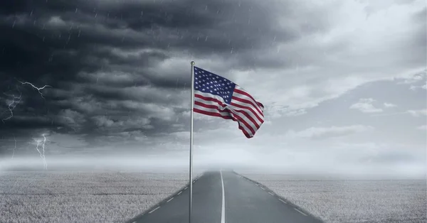 Fırtınalı Gökyüzüne Kırsal Yola Amerikan Bayrağı Sallamanın Kompozisyonu Birleşik Devletler — Stok fotoğraf