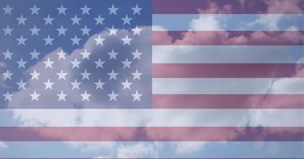 Sammansättning Böljande Amerikansk Flagga Över Molnig Blå Himmel Patriotism Självständighet — Stockfoto