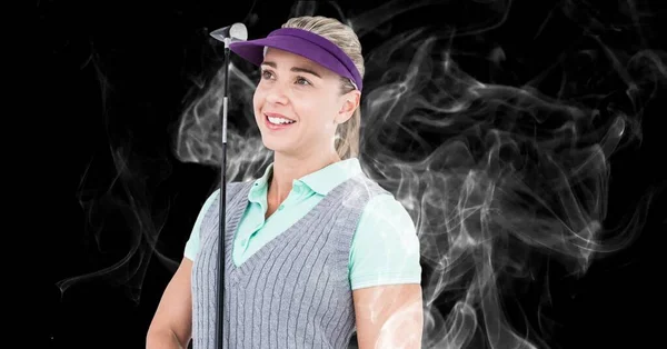 白人女高尔夫球手拿着高尔夫球杆 微笑着对抗黑色背景下的烟雾效应 体育和健身概念 — 图库照片