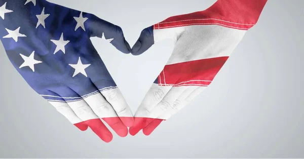 白い上にハートの形を作るアメリカの星とストライプの旗の装飾された手の構成 愛国心独立お祝いのコンセプトデジタルで生成されたイメージ — ストック写真