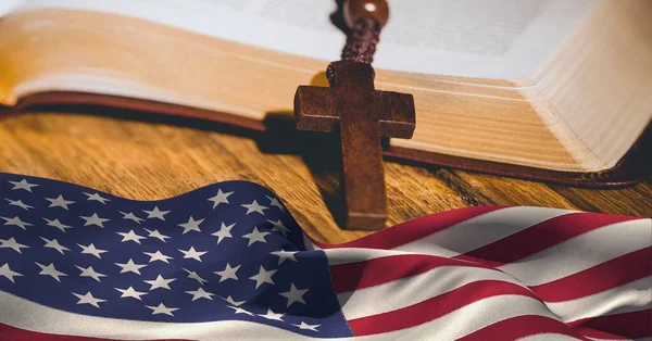 Amerikai Zászlót Lengetve Biblia Keresztje Ellen Fából Készült Háttérrel Amerikai — Stock Fotó