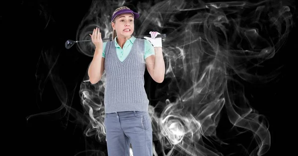 白人女高尔夫球手拿着高尔夫球杆 在黑色背景下抵抗烟雾的影响 体育和健身概念 — 图库照片
