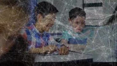 Sınıftaki okul çocukları üzerinden bağlantı ağının animasyonu. küresel öğrenme, bilim, veri işleme, teknoloji ve bağlantı konsepti dijital olarak oluşturulmuş video.
