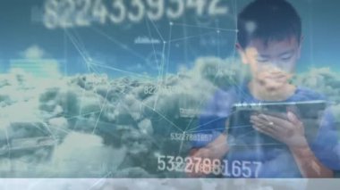 Tablet kullanarak okul çocuğuyla bağlantı kuran numaraların animasyonu. eğitim, bağlantılar ve teknoloji konsepti dijital olarak oluşturulmuş video.