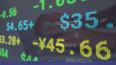 Bilgisayarda finansal veri işleme ile yazı yazan kişinin animasyonu. küresel teknoloji, finans, iş ve veri işleme kavramı dijital olarak oluşturulmuş video.