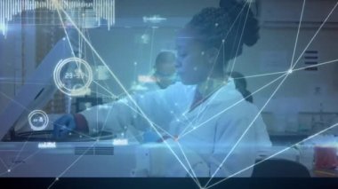 Laboratuvarda çalışan bilim adamları üzerindeki bağlantı ağının animasyonu. küresel bilim ve ağlar konsepti dijital olarak oluşturulmuş video.