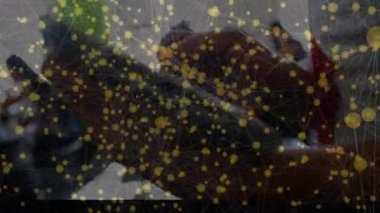 Sınıfta tablet kullanan kişi üzerinden bağlantı ağının animasyonu. küresel öğrenme, bilim, veri işleme, teknoloji ve bağlantı konsepti dijital olarak oluşturulmuş video.