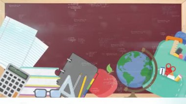 Matematiksel denklemlerin animasyonu ve kara tahtalı okul simgeleri. eğitim, bilim, öğrenme ve bilgi konsepti dijital olarak oluşturulmuş video.