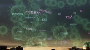 Siyah üzerinde yüzen yeşil covid 19 virüs hücresinin üzerinde işlem yapan numaraların animasyonu. küresel koronavirüs covid 19 salgın konsepti, dijital olarak üretilen video.