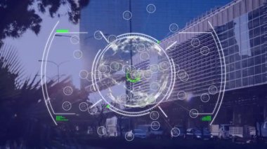 Şehir manzarası üzerinde veri işleme ile dönen küre ve kapsamın animasyonu. küresel ağlar, teknoloji ve bağlantılar konsepti dijital olarak oluşturulmuş video.