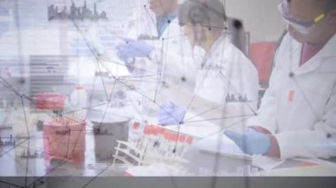 Laboratuvardaki bilim adamları üzerinde veri işleme ağı ile bağlantıların animasyonu. küresel bilim, bağlantılar, veri işleme ve dijital arayüz kavramı dijital olarak oluşturulmuş video.