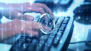 Bilgisayar klavyesinde yazan kişi üzerinde veri işleme ile kapsam taramasının animasyonu. küresel bilim, ağlar, teknoloji ve bağlantılar konsepti dijital olarak oluşturulmuş vide