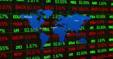 Dünya haritası ile değişen numaraların animasyonu ve veri işleme. küresel veri işleme ve dijital arayüz konsepti dijital olarak oluşturulmuş video.