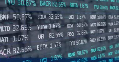 Dükkandaki raflarda finansal veri işleme animasyonu. küresel alışveriş, iş, teknoloji ve veri işleme kavramı dijital olarak oluşturulmuş video.