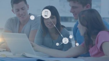 Öğrenciler üzerindeki simgelerle bağlantı ağının animasyonu. küresel ağlar, bağlantılar ve dijital arayüz konsepti dijital olarak oluşturulmuş video.