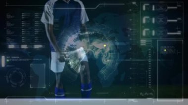 Futbolcuların topa vurması üzerine ekranda dijital veri işleme animasyonu. küresel spor, rekabet ve dijital arayüz kavramı dijital olarak oluşturulmuş video.