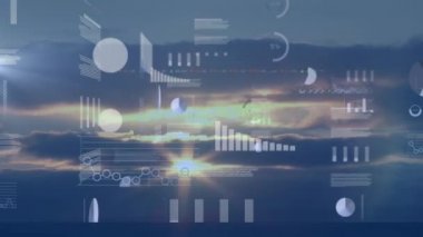 Günbatımında istatistik ve finansal veri işleme animasyonu. küresel iş, finans, bağlantılar ve dijital arayüz konsepti dijital olarak oluşturulmuş video.