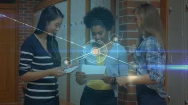 Öğrenciler üzerindeki bağlantı ağının animasyonu. küresel eğitim, ağlar, bağlantılar ve dijital arayüz konsepti dijital olarak oluşturulmuş video.