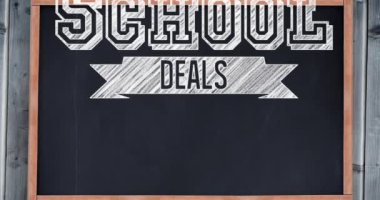 Gülümseyen bir okul çocuğuyla karatahtaya yazılmış mesajların animasyonu. okul, eğitim ve öğrenim konsepti dijital olarak oluşturulmuş video.