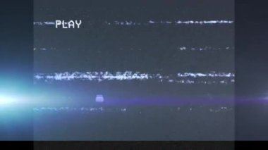 Ekranda arıza ve parlayan ışıkla dijital arayüzü oynatma animasyonu. küresel teknoloji ve dijital arayüz kavramı dijital olarak oluşturulmuş vide