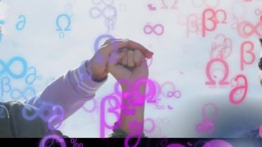 El ele tutuşan insanlar üzerinde matematiksel denklemlerin animasyonu. küresel öğrenme, bilim, veri işleme, teknoloji ve bağlantı konsepti dijital olarak oluşturulmuş video.