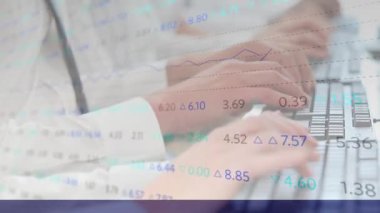 Finansal veri işleme ile bilgisayar kullanan iş adamlarının animasyonu. küresel teknoloji, finans, iş ve veri işleme kavramı dijital olarak oluşturulmuş video.