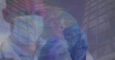 Yüz maskesi takarak aşıyı hazırlayan erkek doktorun veri işleme animasyonu. küresel tıp ve covid 19 salgın konsepti dijital olarak üretilen video.