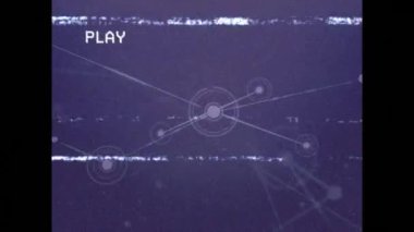 Ekrandaki dijital arayüzün, mor arkaplandaki bağlantı ağıyla canlandırılması. küresel bağlantılar, dijital arayüz ve teknoloji konsepti dijital olarak oluşturulmuş video.