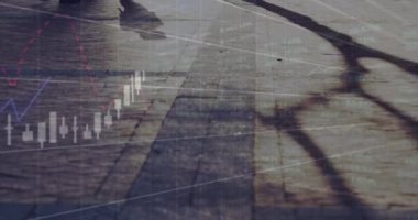 Şehir caddesinde finansal veri işleme animasyonu. küresel finans, işletme, bağlantılar, veri işleme ve teknoloji konsepti dijital olarak oluşturulmuş video.