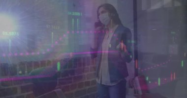 Akıllı telefondan konuşan yüz maskesi takan bir kadının veri işleme animasyonu. küresel covid 19 salgın konsepti dijital olarak oluşturulmuş video.